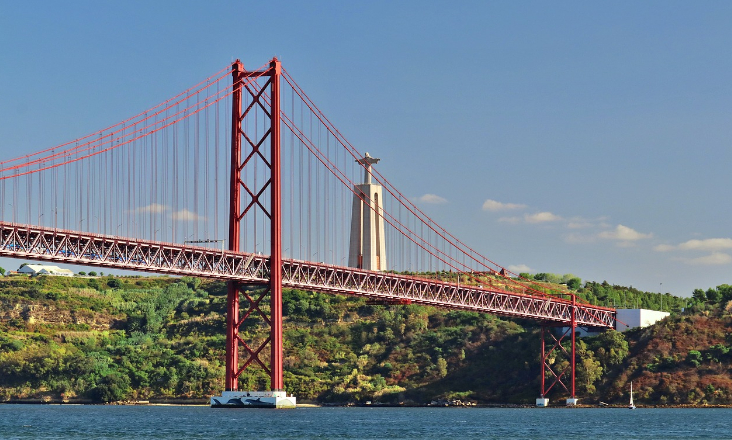 Vazamento de combustível no Tejo leva a restrições de acesso em zonas afetadas