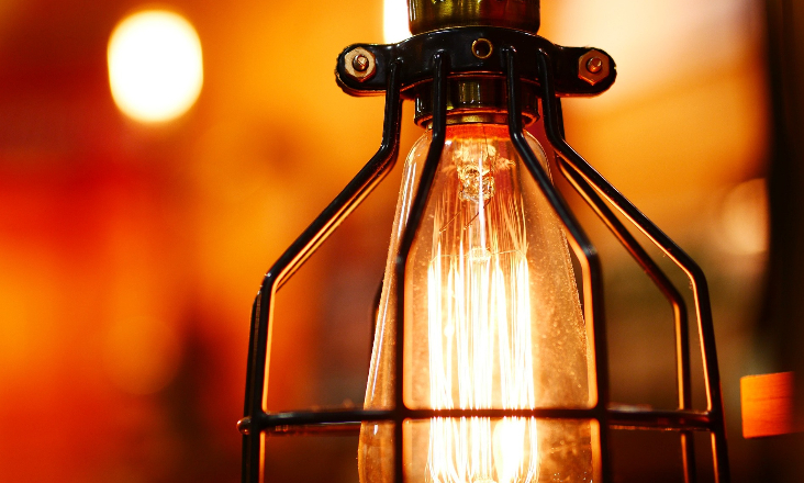 Bruxelas quer preços fixos na luz, vizinhos a partilhar solar e regulação em crises