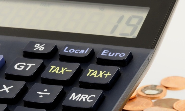 Receitas de impostos ambientais na UE sobem ligeiramente em 2023, mas peso no PIB continua a cair
